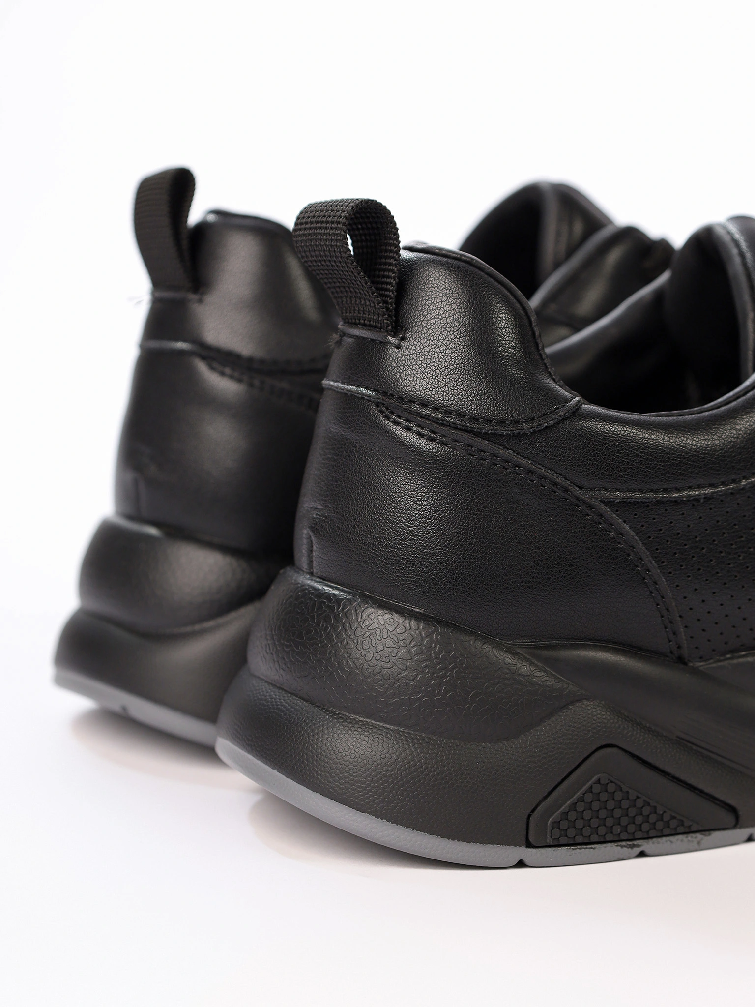 Кроссовки черного цвета на средней платформе